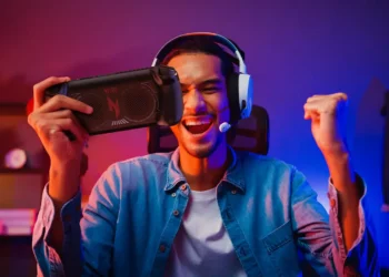 Acer Nitro Blaze 7 vs Steam Deck Which is better